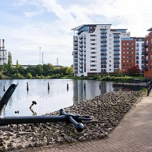 cardiff-bay-flat-with-water-views.cardiffhotelswales.com/